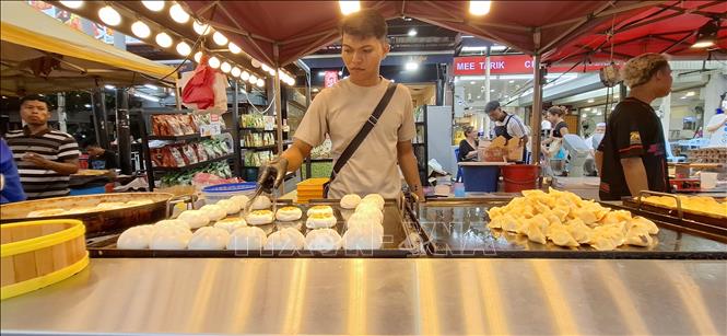 Một quầy bán đồ ăn phục vụ khách du lịch tại chợ ẩm thực nổi tiếng Jalan Alor, trung tâm Kuala Lumpur, Malaysia. Ảnh: Bùi Hoàn - PV TTXVN tại Malaysia