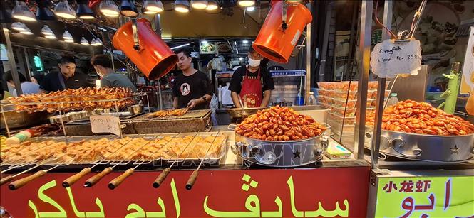 Quầy bán hải sản nướng tại Jalan Alor, khu ẩm thực thu hút khách du lịch ở trung tâm Kuala Lumpur, Malaysia. Ảnh: Bùi Hoàn - PV TTXVN tại Malaysia