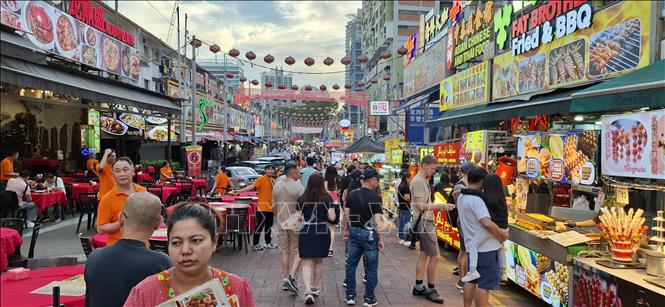 Du khách tham quan chợ ẩm thực Jalan Alor ở tại trung tâm Kuala Lumpur, Malaysia. Ảnh: Bùi Hoàn - PV TTXVN tại Malaysia