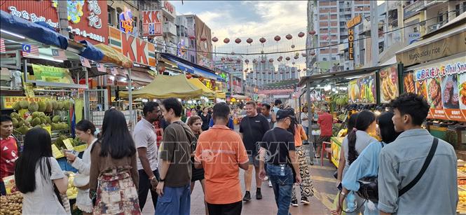 Quang cảnh chợ ẩm thực Jalan Alor ở trung tâm Kuala Lumpur, Malaysia, nơi   thu hút đông khách du lịch. Ảnh: Bùi Hoàn - PV TTXVN tại Malaysia