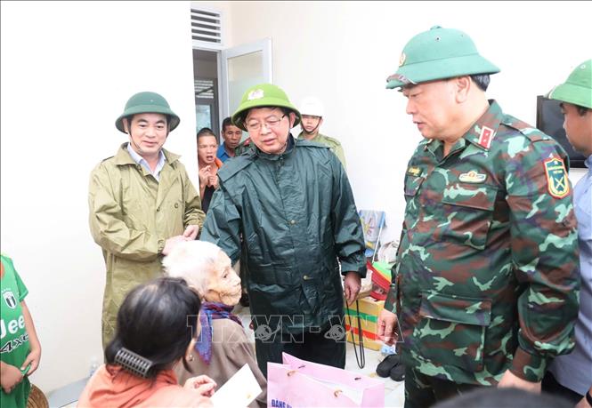 Phó Thủ tướng Chính phủ Hồ Quốc Dũng thăm người dân đang tránh trú lũ lụt  tại điểm sơ tán xã Suối Hiệp, tỉnh Khánh Hoà. Ảnh: Xuân Triệu - TTXVN