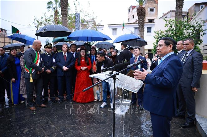Thủ tướng Phạm Minh Chính phát biểu tại Lễ khánh thành Bia tưởng niệm Chủ tịch Hồ Chí Minh tại thủ đô Alger, Algeria. Ảnh: Dương Giang-TTXVN 