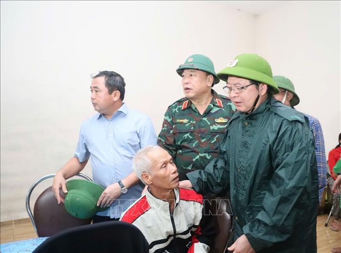 Phó Thủ tướng Chính phủ Hồ Quốc Dũng thăm hỏi người dân ở xã Suối Hiệp bị ảnh hưởng bởi lũ lụt. Ảnh: Xuân Triệu - TTXVN