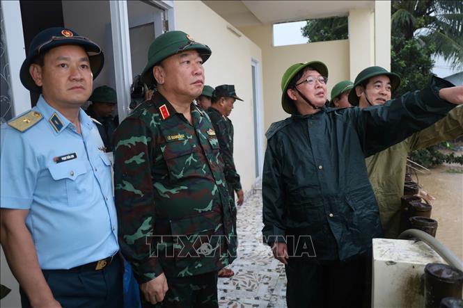 Phó Thủ tướng Chính phủ Hồ Quốc Dũng chỉ đạo phương án khắc phục hậu quả mưa lũ tại thực địa xã Suối Hiệp. Ảnh: Xuân Triệu - TTXVN