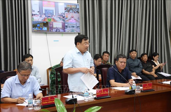 Ông Trịnh Minh Hoàng, Phó Chủ tịch Ủy ban nhân dân tỉnh Khánh Hòa báo cáo tại cuộc họp. Ảnh: Đặng Tuấn - TTXVN