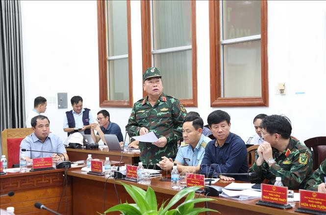 Đại diện lực lượng quân đội tham gia hỗ trợ, ứng cứu cho tỉnh Khánh Hòa trong đợt mưa lũ báo cáo tại buổi làm việc. Ảnh: Đặng Tuấn - TTXVN