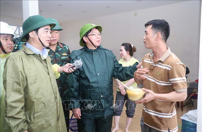 Phó Thủ tướng Chính phủ Hồ Quốc Dũng thăm hỏi, động viên người dân tại điểm tránh trú mưa lũ ở xã Suối Hiệp. Ảnh: Xuân Triệu - TTXVN