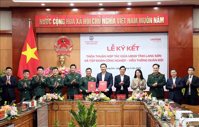 Lãnh đạo UBND tỉnh Lạng Sơn và Tập đoàn Công nghiệp - Viễn thông Quân đội (Viettel) ký kết thỏa thuận hợp tác về chuyển đổi số, giai đoạn 2025 - 2030. Ảnh: Văn Đạt - TTXVN