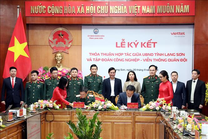Lãnh đạo UBND tỉnh Lạng Sơn và Tập đoàn Công nghiệp - Viễn thông Quân đội (Viettel) ký kết thỏa thuận hợp tác về chuyển đổi số, giai đoạn 2025 - 2030. Ảnh: Văn Đạt - TTXVN