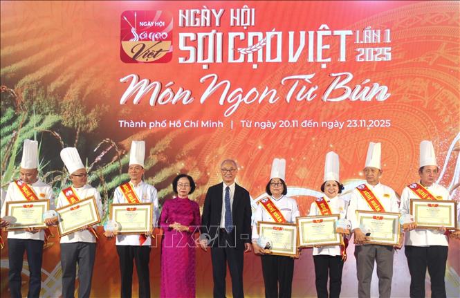 Các nghệ nhân được vinh danh bởi Hiệp hội Du lịch Việt Nam. Ảnh: Mỹ Phương – TTXVN