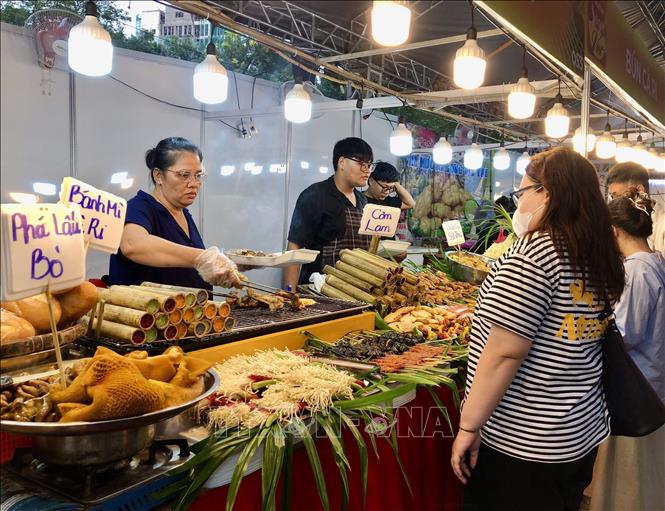 Nhiều món ăn đường phố được chế biến phục vụ tại chỗ. Ảnh: Mỹ Phương – TTXVN