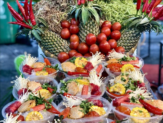 Sản phẩm từ bún được trang trí bắt mắt tại ngày hội. Ảnh: Mỹ Phương – TTXVN 