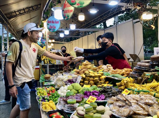 Đa dạng sản phẩm bánh dân gian thu hút khách nước ngoài. Ảnh: Mỹ Phương – TTXVN 