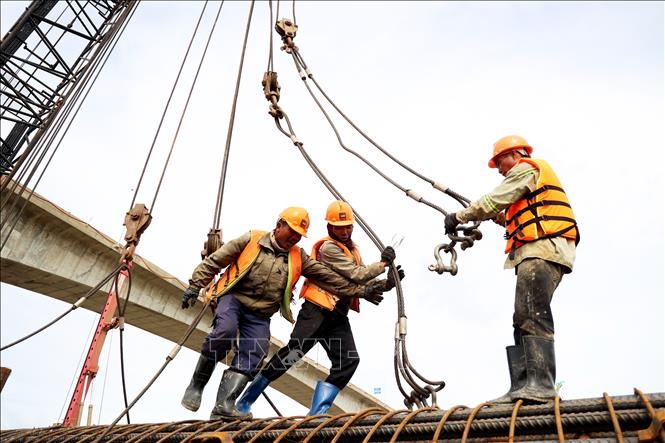 Công nhân thi công dự án mở rộng cao tốc Thành phố Hồ Chí Minh - Long Thành. Ảnh: Hồng Đạt - TTXVN