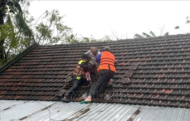 Lực lượng cứu hộ ứng cứu người dân vùng ngập lũ ở phường Tuy Hoà (Đắk Lắk). Ảnh: Tường Quân - TTXVN