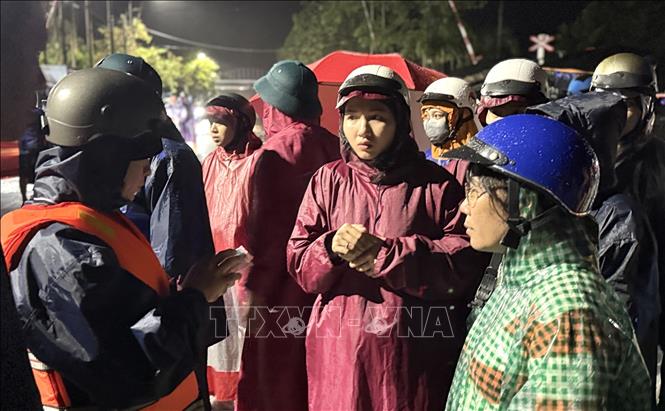 Lực lượng cứu hộ hỗ trợ di dời người dân mắc kẹt trong lũ ở phường Tuy Hoà, tỉnh Đắk Lắk. Ảnh: Tường Quân - TTXVN