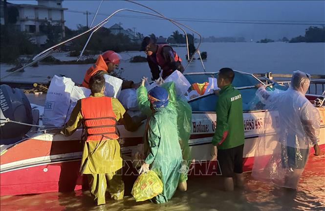 Nhu yếu phẩm được đưa lên ca nô để chuyển đến người dân vùng ngập lụt ở Đắk Lắk. Ảnh: Tường Quân - TTXVN