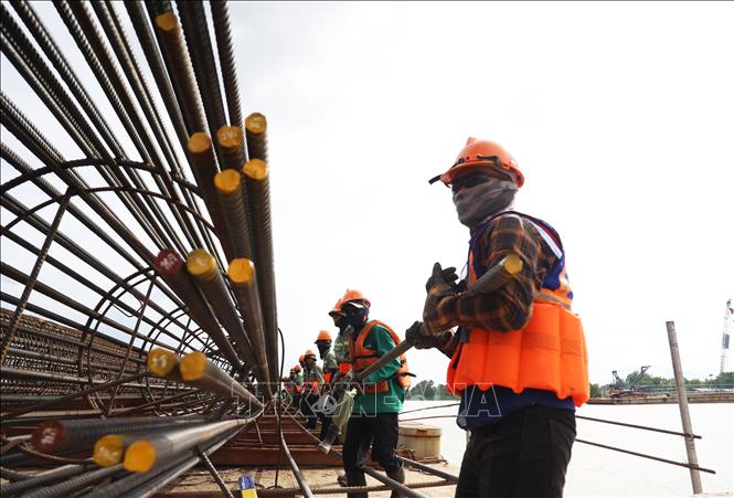 Công nhân thi công gói thầu XL01 của dự án mở rộng cao tốc Thành phố Hồ Chí Minh - Long Thành. Ảnh: Hồng Đạt - TTXVN