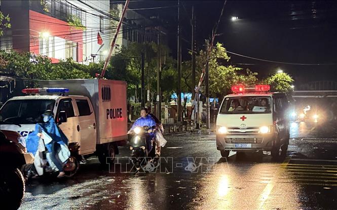 Xe cứu thương ứng trực để hỗ trợ người dân vùng ngập lụt phường Tuy Hoà (Đắk Lắk). Ảnh: Tường Quân - TTXVN