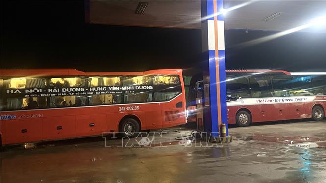 Nhiều chuyến xe khách qua Đắk Lắk phải tạm dừng khi giao thông bị chia cắt do mưa lũ gây ngập lụt. Ảnh: Tường Quân - TTXVN