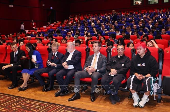 Chủ tịch Thượng viện Quốc hội Cộng hòa Séc Milos Vystrcil cùng các thành viên đoàn tham dự buổi trình chiếu phim Séc “Trường hè 2001”. Ảnh: Minh Đức – TTXVN



