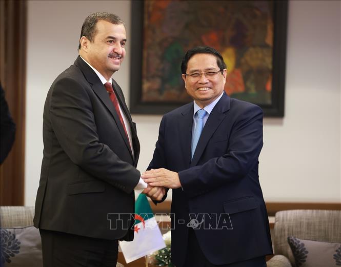 Thủ tướng Phạm Minh Chính tiếp ông Mohamed Arkab, Bộ trưởng Bộ Năng lượng Algeria. Ảnh: Dương Giang-TTXVN