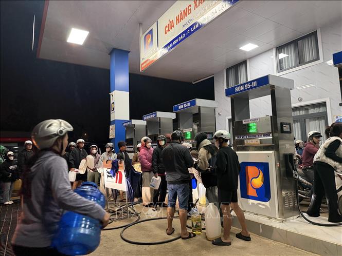 Người dân xếp hàng chờ mua xăng dầu về tích trữ trước thông tin nguồn cung bị khan hiếm do cấm xe tải trên 3,5 tấn lên đèo Tà Nung. Ảnh: Nguyễn Dũng – TTXVN