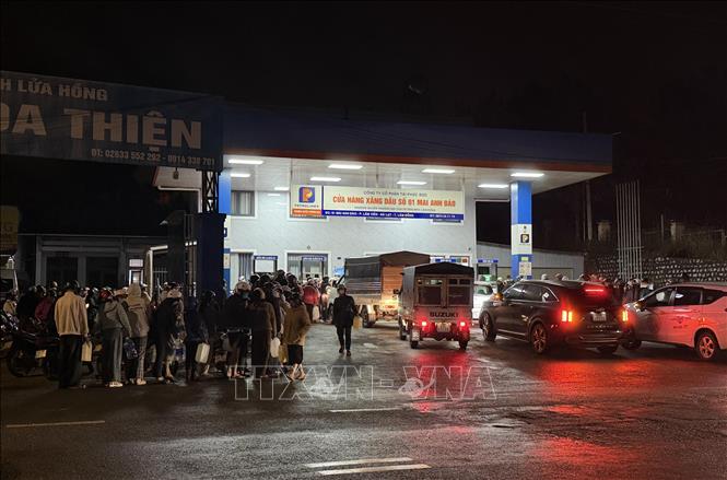 Người dân tập trung chờ mua xăng dầu tích trữ tại một cửa hàng trên địa bàn phường Lâm Viên – Đà Lạt tối 20/11. Ảnh: Nguyễn Dũng – TTXVN