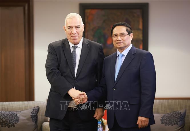 Thủ tướng Phạm Minh Chính tiếp ông Abdelmalek Tacherift, Bộ trưởng Cựu chiến binh và Người có công Algeria. Ảnh: Dương Giang-TTXVN
