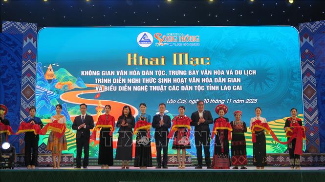 Các đại biểu cắt băng khai mạc không gian trải nghiệm các hoạt động văn hóa dân tộc. Ảnh: Hương Thu - TTXVN