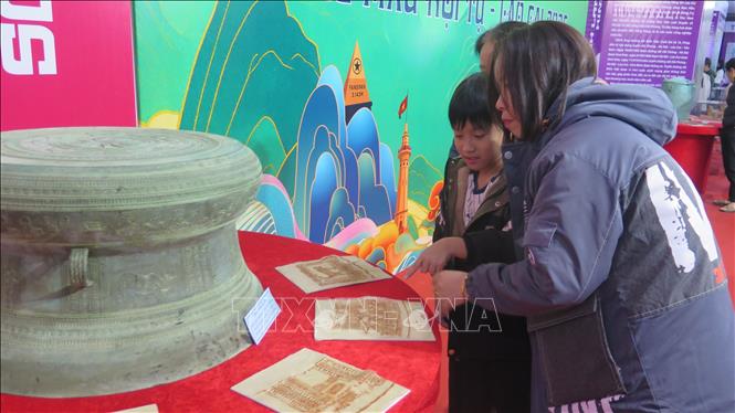 Gian trưng bày tư liệu, hiện vật và ấn phẩm về văn hóa sông Hồng. Ảnh: Hương Thu-TTXVN