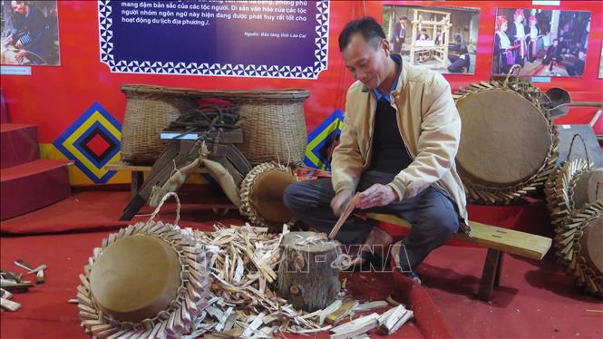 Khách tham quan trải nghiệm nghề làm nêm trống của dân tộc Dao Sa Pa. Ảnh: Hương Thu-TTXVN