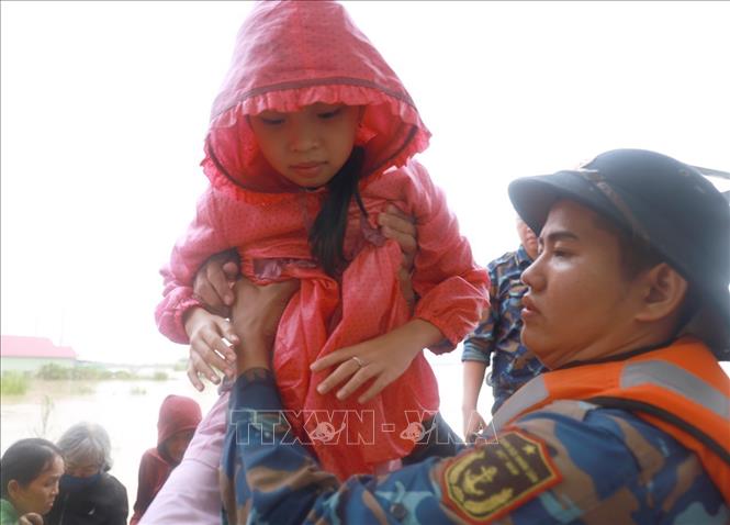 Lực lượng cứu hộ đưa người dân vùng ngập lụt trên địa bàn tỉnh Khánh Hòa đến nơi an toàn. Ảnh: Xuân Triệu - TTXVN