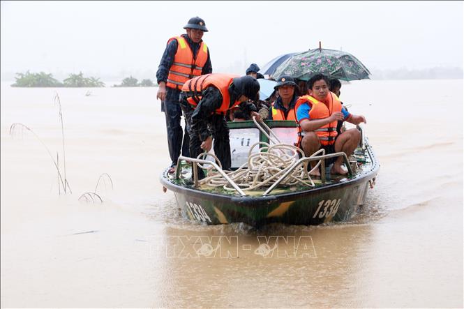 Người dân xã Suối Hiệp, tỉnh Khánh Hòa được lực lượng cứu hộ sử dụng phương tiện chuyên dụng đưa đến nơi an toàn. Ảnh: Xuân Triệu - TTXVN
