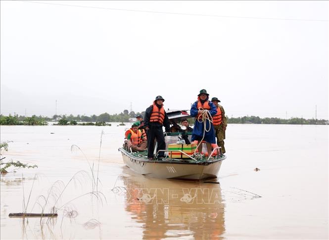 Người dân xã Suối Hiệp, tỉnh Khánh Hòa được lực lượng cứu hộ sử dụng phương tiện chuyên dụng đưa đến nơi an toàn. Ảnh: Xuân Triệu - TTXVN