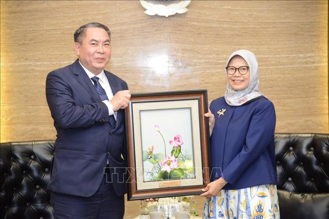Phó Tổng Kiểm toán nhà nước Trần Minh Khương và Bà Isma Yatun - Chủ tịch BPK. Ảnh: TTXVN phát