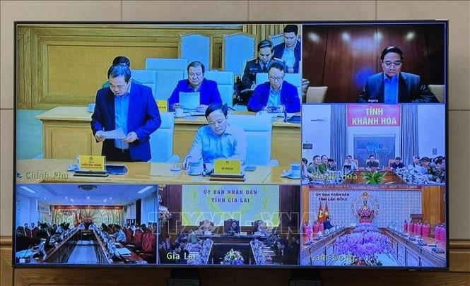 Dự cuộc họp tại điểm cầu Hà Nội có Phó Thủ tướng thường trực Nguyễn Hòa Bình cùng các thành viên Ban chỉ đạo, Văn phòng Ban chỉ đạo; tại điểm cầu Gia Lai có Phó Thủ tướng Hồ Quốc Dũng và 1 số điểm cầu Khánh Hòa, Đắk Lắk, Lâm Đồng. Ảnh: TTXVN