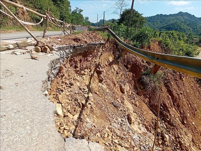 Một điểm sạt lở trên tuyến đường từ xã Thường Xuân đi xã Vạn Xuân, tỉnh Thanh Hóa. Ảnh: Nguyễn Nam-TTXVN