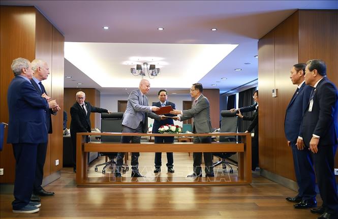 Thủ tướng Phạm Minh Chính chứng kiến ký thuận hợp tác giữa Đảng Mặt trận Giải phóng Dân tộc Algeria (FLN) và Đảng Cộng sản Việt Nam. Ảnh: Dương Giang-TTXVN 
