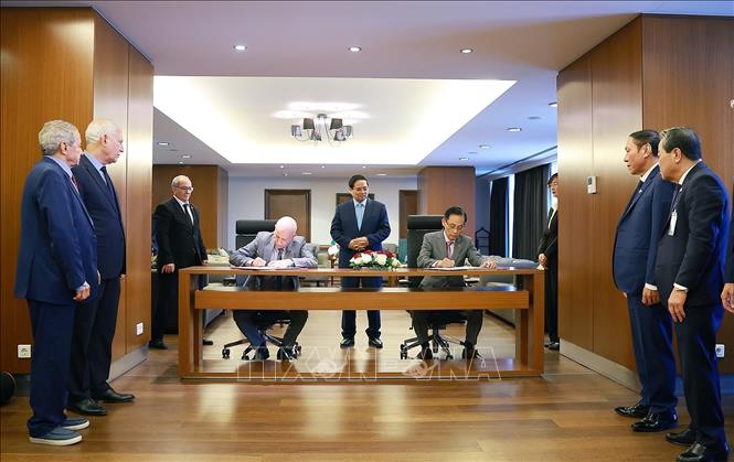 Thủ tướng Phạm Minh Chính chứng kiến ký thuận hợp tác giữa Đảng Mặt trận Giải phóng Dân tộc Algeria (FLN) và Đảng Cộng sản Việt Nam. Ảnh: Dương Giang-TTXVN 
