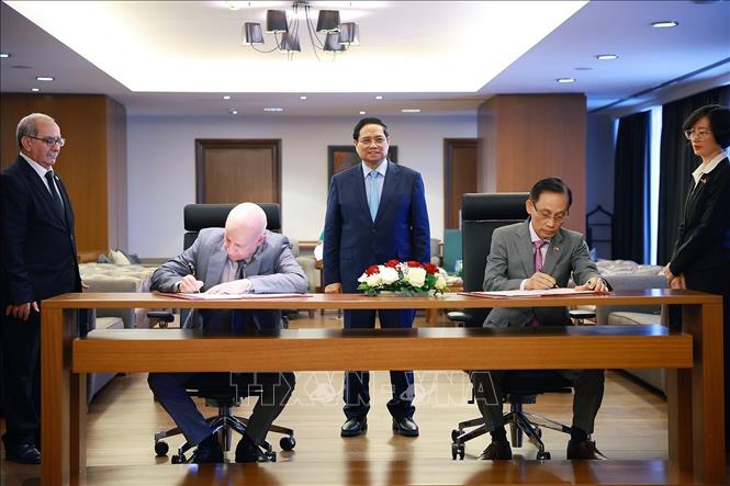 Thủ tướng Phạm Minh Chính chứng kiến ký thuận hợp tác giữa Đảng Mặt trận Giải phóng Dân tộc Algeria (FLN) và Đảng Cộng sản Việt Nam. Ảnh: Dương Giang-TTXVN 
