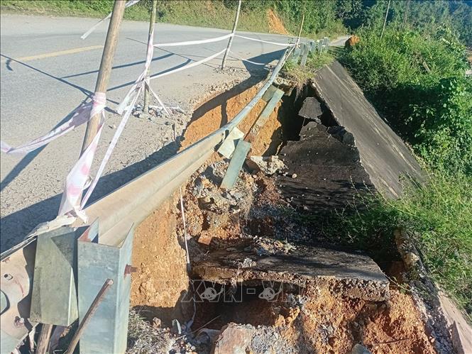 Một điểm sạt lở trên tuyến quốc lộc 47, đoạn từ xã Lương Sơn đi xã biên giới Bát Mọt (Thanh Hóa). Ảnh: Nguyễn Nam-TTXVN