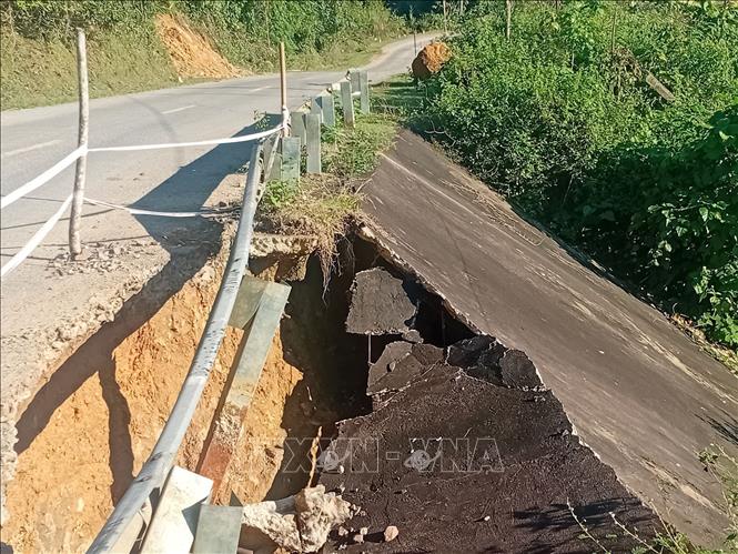 Một điểm sạt lở trên tuyến quốc lộc 47, đoạn từ xã Lương Sơn đi xã biên giới Bát Mọt (Thanh Hoá). Ảnh: Nguyễn Nam-TTXVN