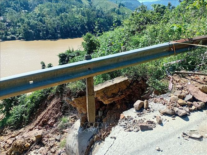 Một điểm sạt lở trên tuyến đường từ xã Thường Xuân đi xã Vạn Xuân, tỉnh Thanh Hóa. Ảnh: Nguyễn Nam-TTXVN