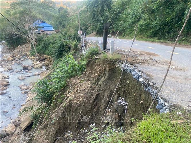 Một điểm sạt lở trên tuyến quốc lộc 47, đoạn từ xã Lương Sơn đi xã biên giới Bát Mọt (Thanh Hóa). Ảnh: Nguyễn Nam-TTXVN