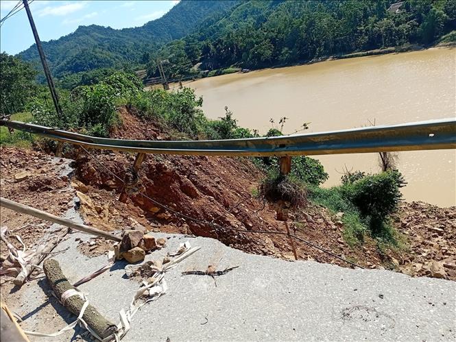 Một điểm sạt lở trên tuyến đường từ xã Thường Xuân đi xã Vạn Xuân, tỉnh Thanh Hóa. Ảnh: Nguyễn Nam-TTXVN