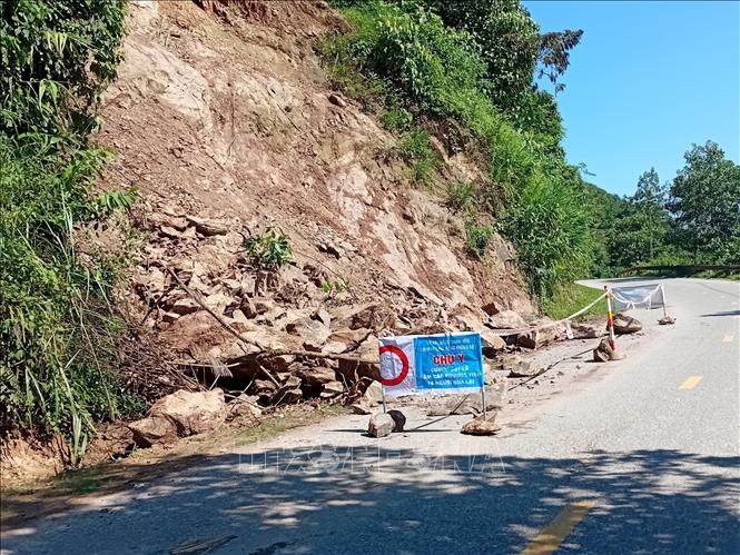 Một điểm sạt lở trên tuyến đường từ xã Thường Xuân đi xã Vạn Xuân, tỉnh Thanh Hóa. Ảnh: Nguyễn Nam-TTXVN
