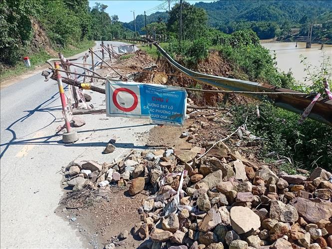 Một điểm sạt lở trên tuyến đường từ xã Thường Xuân đi xã Vạn Xuân, tỉnh Thanh Hóa. Ảnh: Nguyễn Nam-TTXVN