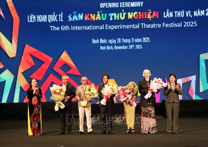 Ban tổ chức tặng hoa cho Ban giám khảo tại liên hoan. Ảnh: Đại Nghĩa - TTXVN