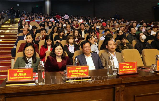 Lãnh đạo tỉnh Ninh Bình tham dự buổi liên hoan. Ảnh: Đại Nghĩa - TTXVN